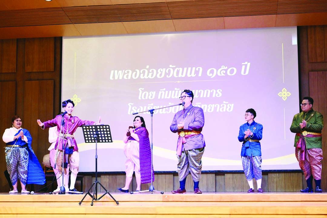 บรรยากาศในงานมีการแสดงจินตลีลาและการขับร้องเพลงลูกทุ่ง