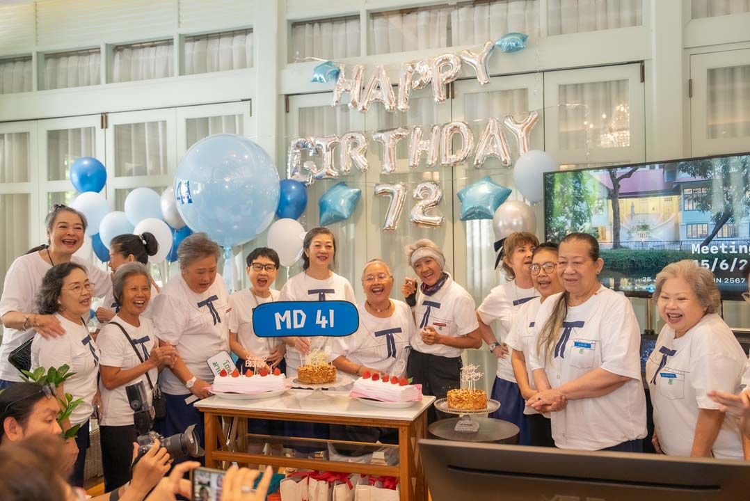 ศิษย์มาแตร์ที่มีวันเกิดครบ 72 ปี ร่วมกันร้องเพลงอวยพรวันเกิดให้กันและกัน