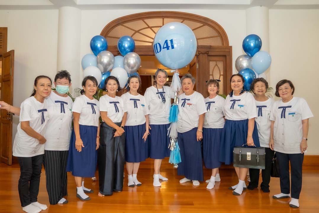 MD รุ่น 41 สร้างบรรยากาศให้ย้อนกลับไปสมัยเป็นเด็กนักเรียน ใส่กระโปรงและกางเกงสีกรมท่าหรือสีดำ พร้อมรองเท้านักเรียนจัดเต็มมาครบเซต เพื่อร่วมฉลองครบรอบ 72 ปี พร้อมกันที่จบลงด้วยความสุข “ไม่ว่าเวลาจะผ่านไปนานเท่าใด ไม่ว่าจะอยู่แห่งหนไหน และแม้จะจากไป เพื่อนก็ยังคงความเป็นเพื่อนกันเสมอ....ตลอดไป”