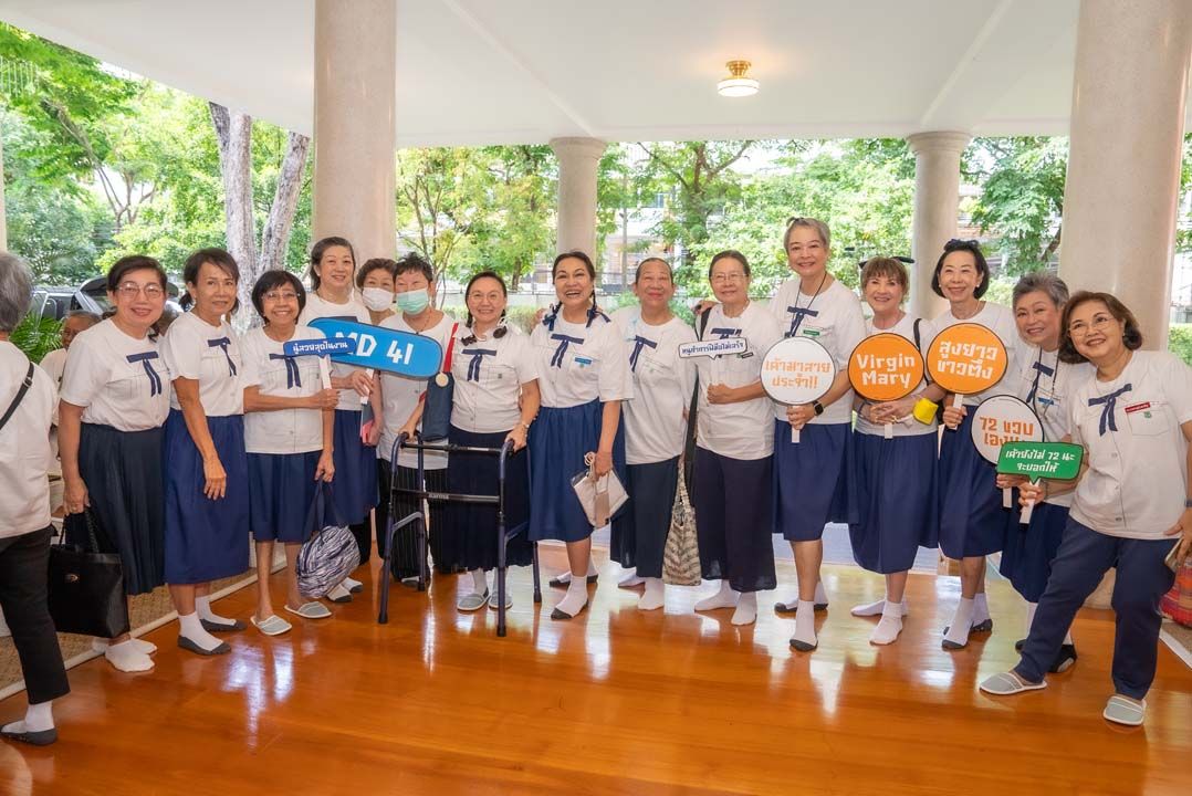 MD รุ่น 41 สร้างบรรยากาศให้ย้อนกลับไปสมัยเป็นเด็กนักเรียน ใส่กระโปรงและกางเกงสีกรมท่าหรือสีดำ พร้อมรองเท้านักเรียนจัดเต็มมาครบเซต เพื่อร่วมฉลองครบรอบ 72 ปี พร้อมกันที่จบลงด้วยความสุข “ไม่ว่าเวลาจะผ่านไปนานเท่าใด ไม่ว่าจะอยู่แห่งหนไหน และแม้จะจากไป เพื่อนก็ยังคงความเป็นเพื่อนกันเสมอ....ตลอดไป”