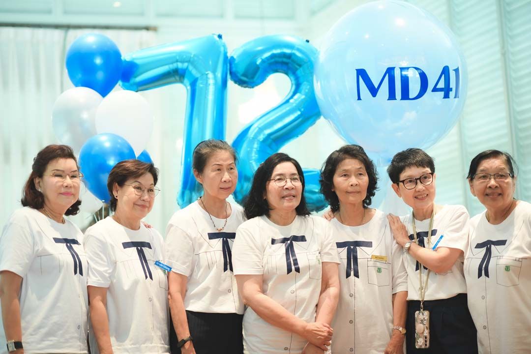 MD รุ่น 41 สร้างบรรยากาศให้ย้อนกลับไปสมัยเป็นเด็กนักเรียน ใส่กระโปรงและกางเกงสีกรมท่าหรือสีดำ พร้อมรองเท้านักเรียนจัดเต็มมาครบเซต เพื่อร่วมฉลองครบรอบ 72 ปี พร้อมกันที่จบลงด้วยความสุข “ไม่ว่าเวลาจะผ่านไปนานเท่าใด ไม่ว่าจะอยู่แห่งหนไหน และแม้จะจากไป เพื่อนก็ยังคงความเป็นเพื่อนกันเสมอ....ตลอดไป”