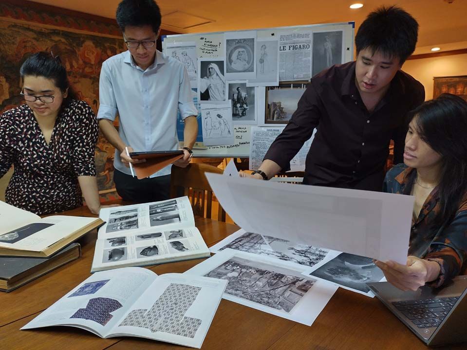 7.	The creative team examines reference material for the production คณะสร้างสรรค์งานตรวจสอบเอกสารอ้างอิงสำหรับออกแบบการแสดง