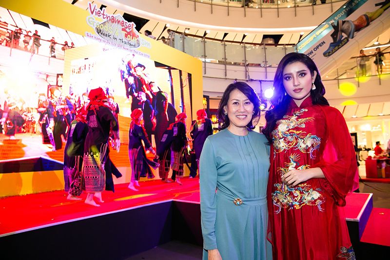 บุษบา จิราธิวัฒน์ และ เหวียน เจิ่น เฮวี่ยน มี 
มิสแกรนด์เวียดนาม 2017