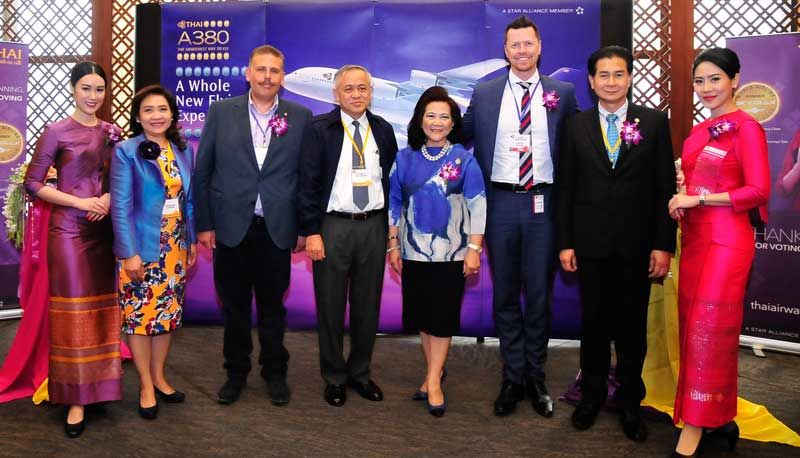 อุษณีย์ แสงสิงแก้ว รักษาการ กก.ผอ.ใหญ่ บมจ.การบินไทย พร้อมด้วย เฉลิมพล แก้วชินพร ผอ.ใหญ่ฝ่ายการบริการ
บนเครื่องบิน, น.ต.พงษ์ธร เทพกาญจนา รอง กก.ผอ.ใหญ่ สายปฏิบัติการ (DO) และ ผู้แทนครัวการบินจากต่างประเทศ ร่วมงาน