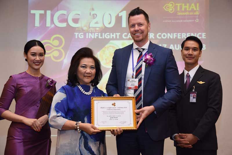 
อุษณีย์ แสงสิงแก้ว มอบโล่คุณภาพดีเด่น แก่
Mr. Marcel Weissel-Nund Manager Catering 
Development Qantas Catering Group