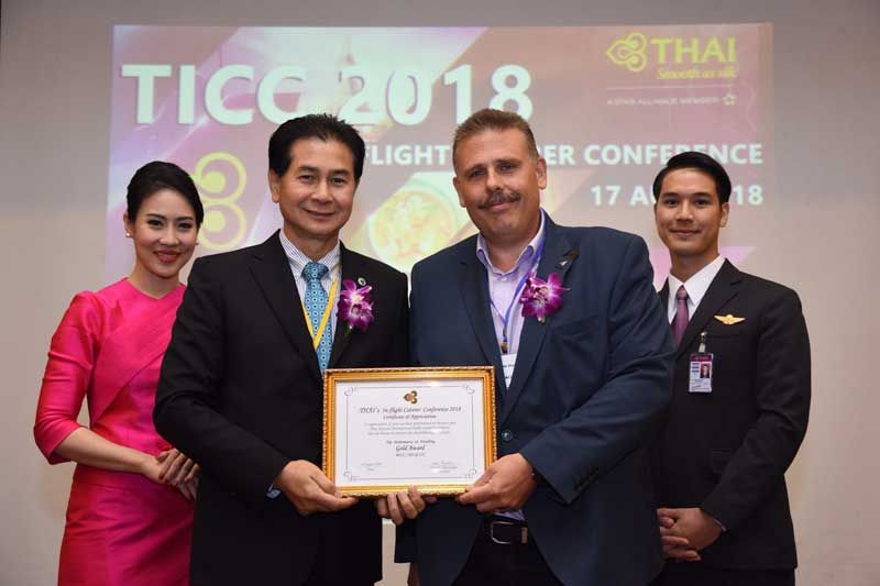 เฉลิมพล แก้วชินพร มอบโล่คุณภาพดีเด่น แก่ René Klusek Global Account Manager DO & CO