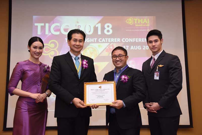 เฉลิมพล แก้วชินพร มอบโล่คุณภาพดีเด่น แก่ Mr. Edwin
Lim Regional manager Dnata catering ที่ syd
