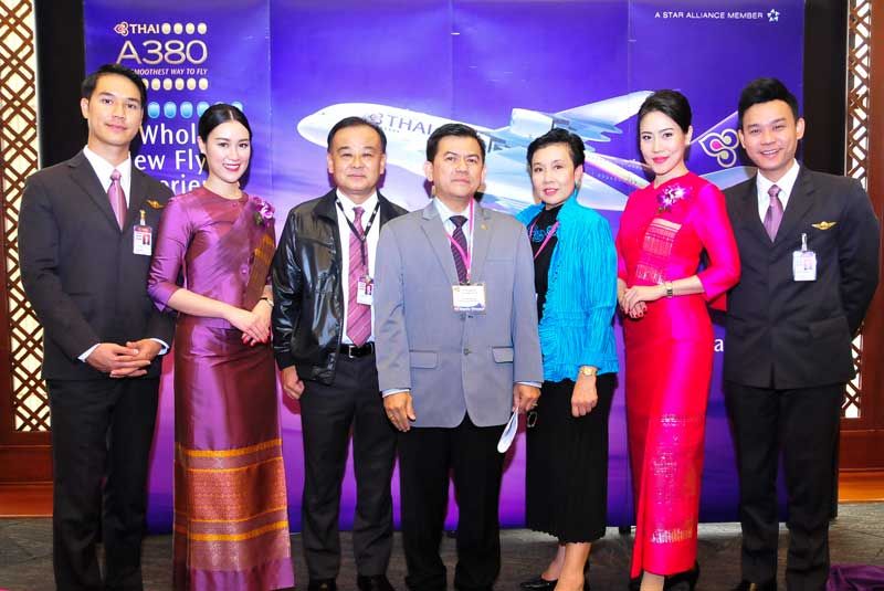 ชยพล ทองสุโชติ รอง ผอ.ฝ่ายวางแผนและควบคุมเครื่องอุปโภคบริโภคบนเครื่องบิน
(QY-B) พร้อมด้วย ณัฎฐา เพ็ญชาติ ผู้ชำนาญการ 
กองประสานงานการบริการพิเศษ (QQ-3), สรกฤช วรรณลักษณ์ ผจก.กอง ปชส.และสื่อสารองค์กร พนง.ต้อนรับบนเครื่องบิน (DQ-P) และน้องๆ พนักงานต้อนรับ