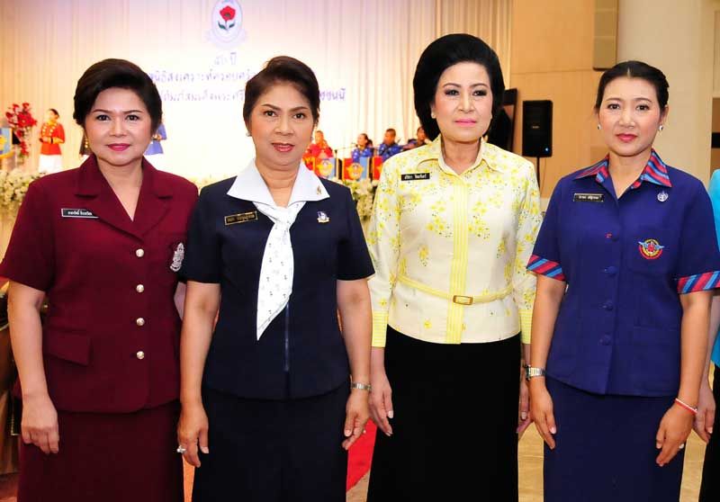 อาภารัศมี ธีระสวัสดิ์ อุปนายกสมาคมแม่บ้านตำรวจ, เกสรา ประทุมสุวรรณ นายกสมาคมภริยาทหารเรือ, นริศรา ทิพยจันทร์ นายกสมาคมภริยาข้าราชการสำนักงานปลัดกระทรวงกลาโหม และจิราพร ศรีสุวรรณ นายกสมาคมแม่บ้านกองบัญชาการกองทัพไทย