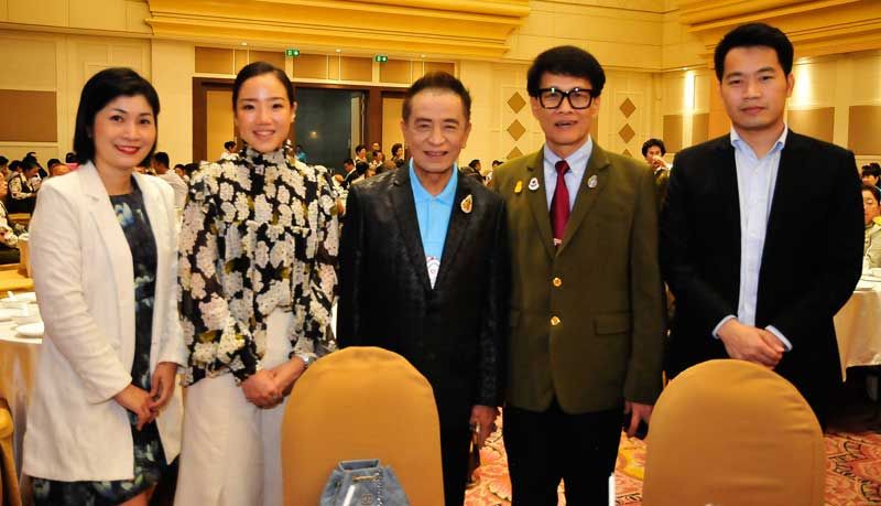 ทิพวัฒน์ จลานันทวงศ์ กก.มูลนิธิฯ ต้อนรับ สุฐิตา โชติจุฬางกูร ผจก.ฝ่ายขายและการตลาด ทายาทสาว บมจ.เดอะ แพลทินัม กรุ๊ป และทีมผู้บริหาร เดอะ แพลทินัม กรุ๊ป และนฤเทพ สิทธิชาญคุณะ