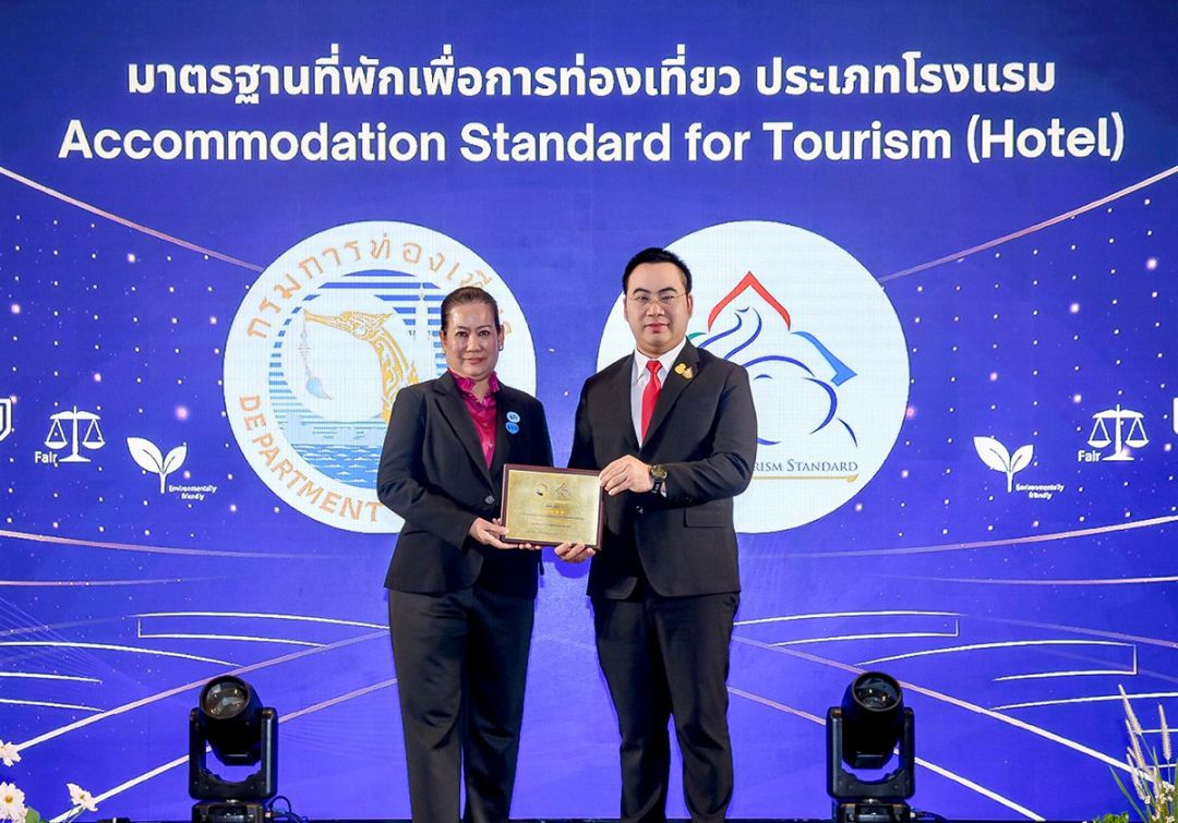 ไปรยาภรณ์ แข็งแรง ประธานเจ้าหน้าที่บริหารสายปฏิบัติการ บมจ.เอ็ม บี เค, พิทยา อินภิรมย์ ผจก.ทั่วไป บจ.เดอะไนน์ เซ็นเตอร์ และ กชกร ชาครียรัตน์ ผอ.อาวุโสฝ่ายขายและการตลาด บจ.เอ็ม บี เค โฮเต็ล แอนด์ ทัวร์ริซึ่ม รับมอบเครื่องหมายรับรองมาตรฐานการท่องเที่ยวไทย ประจำปี 2567 จาก ดร.พลภูมิ วิภัติภูมิประเทศ ผช.รมต.ประจำกระทรวงการท่องเที่ยวและกีฬา

