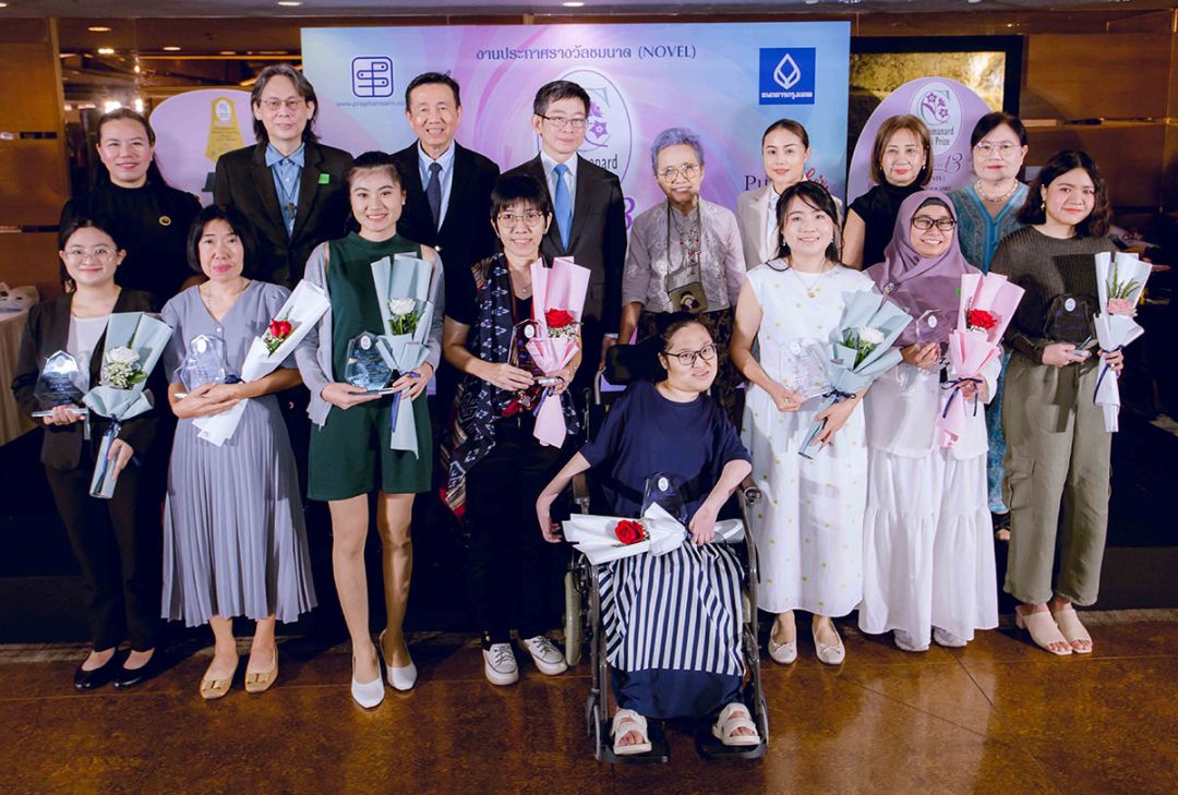 ดร.กอบศักดิ์ ภูตระกูล กก.รอง ผจญ. ธ.กรุงเทพ จำกัด (มหาชน) มอบโล่เกียรติยศ ผู้เข้ารอบตัดสิน 8 ผลงาน

