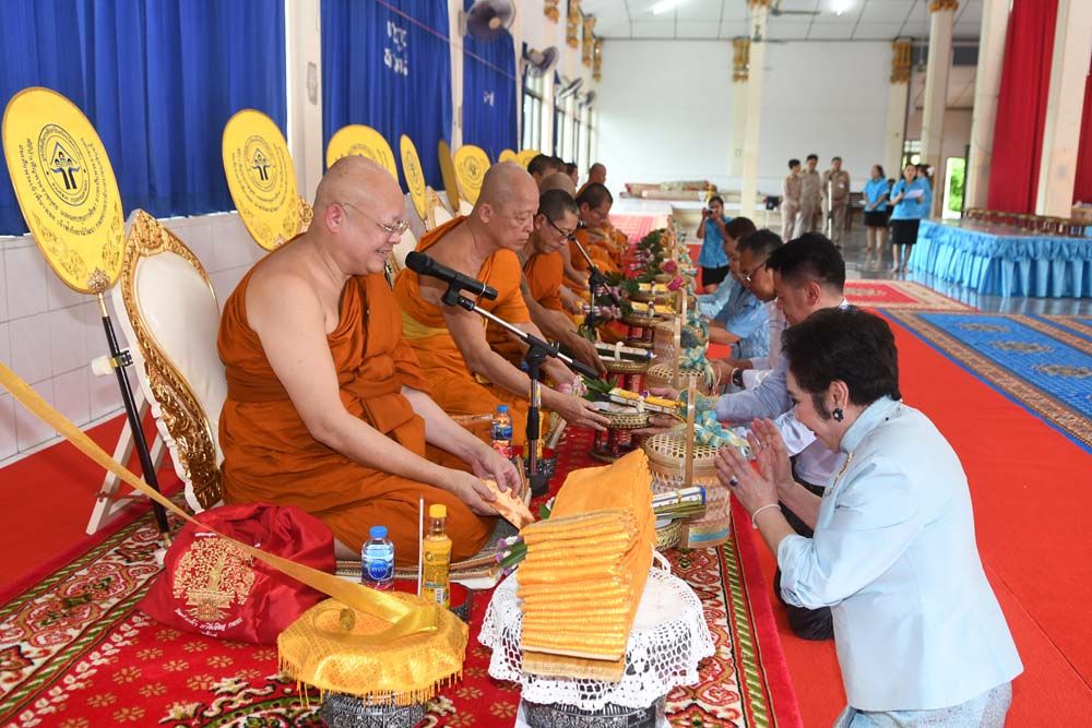 ประธานมูลนิธิฯ ผู้อำนวยการเขตสวนหลวง และผู้บริหารสถานศึกษา ร่วมถวายจตุปัจจัยไทยทานแด่คณะสงฆ์

