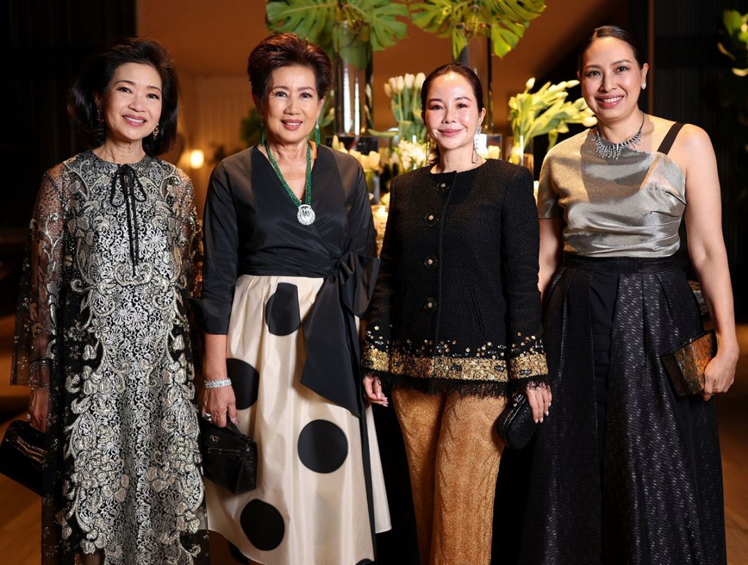 วิภาดา โทณวณิก, จุฑาทิพ ไกรฤกษ์, ฉัตรเบญจา นันทาภิวัฒน์,
ณัฏฐวรรณ ตันหยงมาศ

