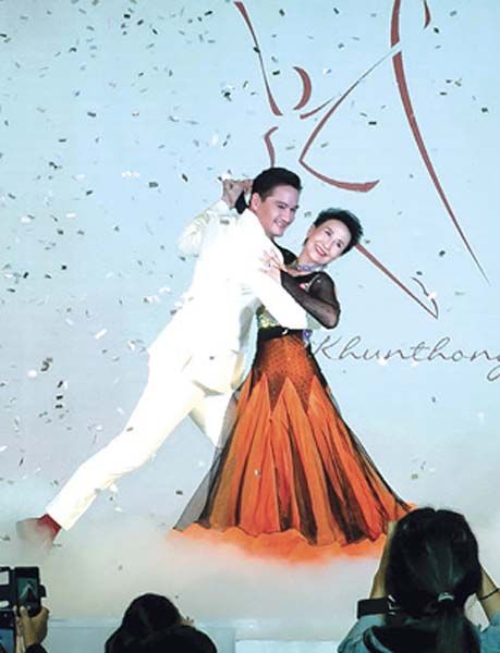 คุณแม่ขันทอง อ่อนคำ วัย 75 ปี โชว์เต้นลีลาศ กับ อนันดา เอเวอร์ริ่งแฮม