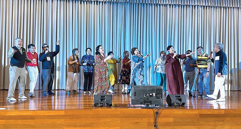 การแสดงของ กลุ่มม้วนเทป ในชุดบ้านแสนสุขด้วยเพลงบ้านเรา และเพลงสุขกันเถอะเรา

