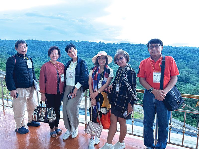 ชื่นชมธรรมชาติวิวเขา วรรณา อาภาภรณ์นพรัตน์, สุชญา โชติชนิต, ธิติมา แดงสุวรรณ, ชูศรี อธิเกียรติ, สุขุม
เพียรพาณิชย์พร, สมบูรณ์ สุทธิกฤติยา

