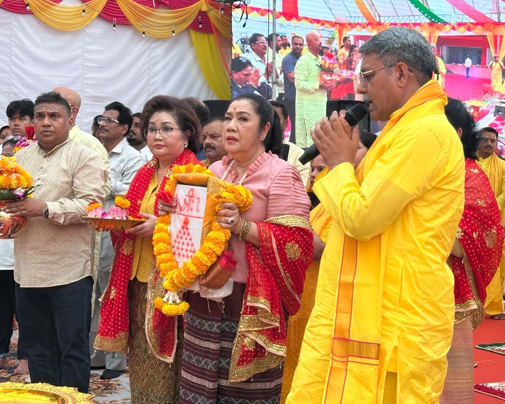 ปุโรหิตผู้ประกอบพิธี Aacharya OM Hari Sharmar กับภานุมาตีฐต์ สมุทรคีรีจ์, พัชรา มาดล, Shri Vinod Kumar,