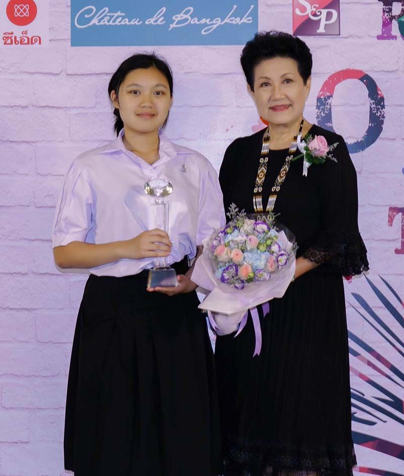 ท่านผู้หญิงวราพร ปราโมช ณ อยุธยา มอบดอกไม้แสดงความยินดีกับ ผู้ชนะเลิศการแข่งขัน ด.ญ.กาน์นิวัติแสงมาลา โรงเรียนเตรียมอุดมศึกษา