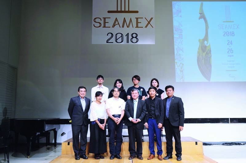 อาจารย์ดำริห์ บรรณวิทยกิจ คณบดีคณะดุริยางคศาสตร์ มหาวิทยาลัยศิลปากร พร้อมคณะผู้จัดงาน