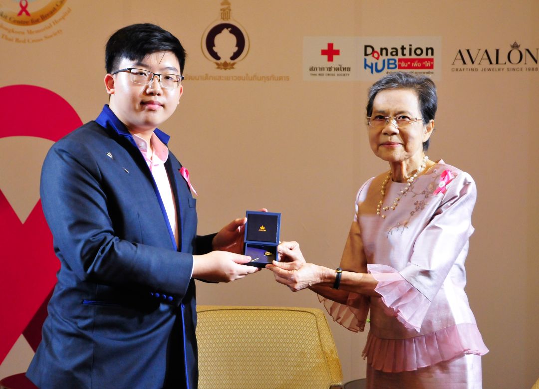 ธันยพล คงวิทยากิจจ์ มอบของที่ระลึกแก่ คุณหญิงชฎา
วัฒนศิริธรรม