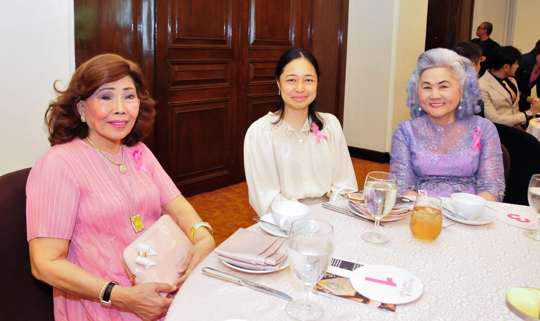 ศรีสุวรรณ ขอไพบูลย์, ณพฤดี จันทราทิพย์ และ อาภรณ์
กวินอนันต์ ร่วมประมูลคอลเลคชั่นพิเศษเพื่อศูนย์สิริกิติ์
บรมราชินีนาถฯ