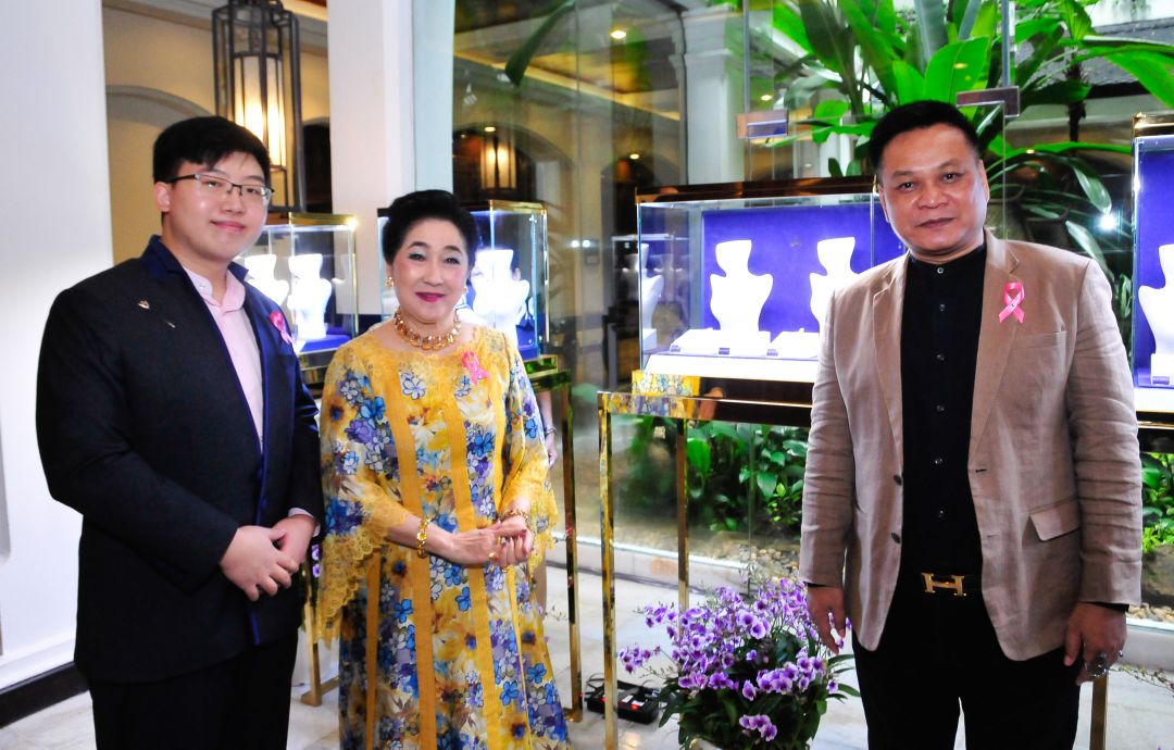 ธันยพล คงวิทยากิจจ์ และ อ.บันชา ศรีวงศ์ราช นำ ผาณิต
พูนศิริวงศ์ ชมเครื่องประดับคอลเลคชั่นพิเศษ