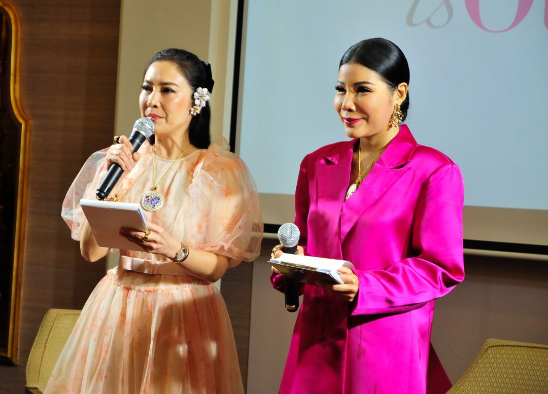 ปวริศา เพ็ญชาติ และ เกรซ มหาดำรงค์กุล
รับหน้าที่พิธีกรดำเนินรายการ