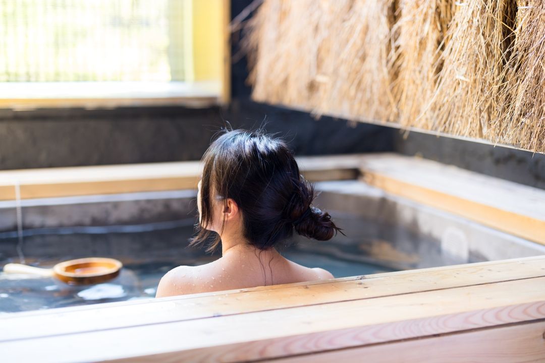 4.	มารยาทในการใช้ผ้าเช็ดตัว: เนื่องจากในบริเวณออนเซ็นไม่อนุญาตให้สวมเสื้อผ้า รวมถึงชุดว่ายน้ำ ผ้าเช็ดตัวขนาดเล็กที่ให้มาสามารถใช้ปิดบังร่างกายบางส่วน เมื่อเดินไปรอบ ๆ บ่อน้ำ อย่างไรก็ตาม ควรหลีกเลี่ยงการวางผ้าเช็ดตัวในน้ำ และควรนำไปวางไว้ที่ข้างบ่อน้ำแทน