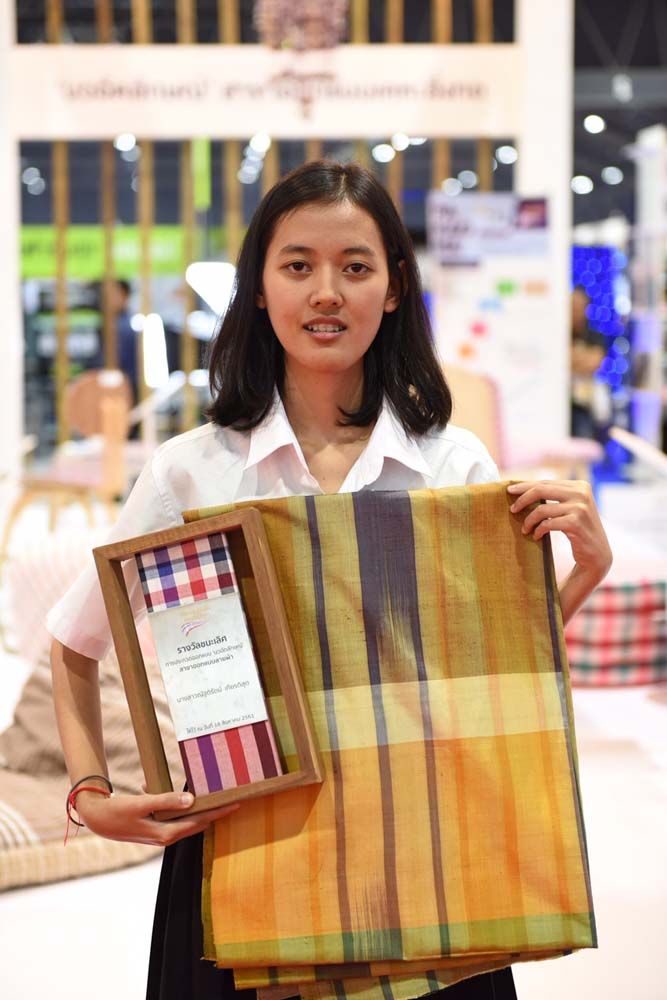 ณัฐติรัตน์ เกียรติสุต ชนะเลิศสาขาออกแบบลายผ้า