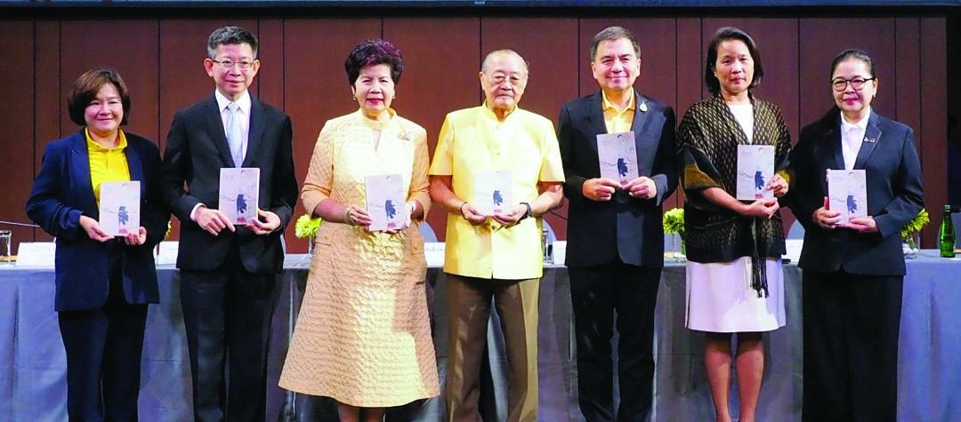 ดร.สุเมธ ตันติเวชกุล ประธานคณะ กก.ดำเนินงานรางวัลซีไรต์ ประธานในงาน พร้อมด้วย คุณหญิงทิพาวดี เมฆสวรรค์ ที่ปรึกษาอาวุโส บมจ.บี.กริม เพาเวอร์, นิติกร กรัยวิเชียร ผอ.โครงการส่งเสริม
ศิลปวัฒนธรรม บมจ.ไทยเบฟเวอเรจ, ดร.กอบศักดิ์ ภูตระกูล กก.รอง ผจญ.ธ.กรุงเทพ จำกัด (มหาชน), ต้องใจ ธนะชานันท์ กก.ผจก.ศูนย์ ซี อาเซียน, วลัยรัตน์ ประภากมล Head of Potential Enchancement
มูลนิธิเอสซีจี และ กุลวดี จันทรปาน ผจก.สถาบันลูกโลกสีเขียว บมจ.ปตท.