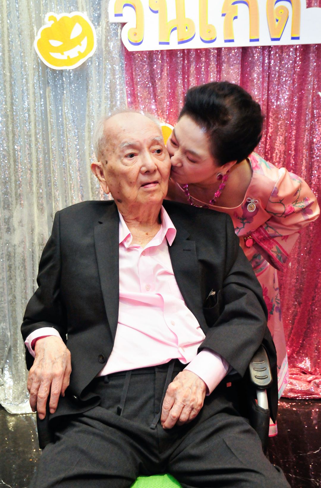 คุณแหน-ผาณิต หอมแก้มให้เป็นของขวัญวันเกิดคู่ชีวิต วาริน พูนศิริวงศ์


