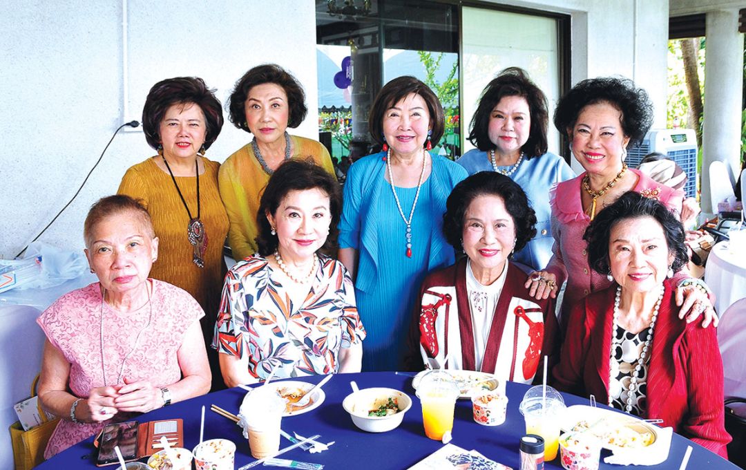 กลุ่มสาวสวย นันทลี จารุรัตน์, มาลินี ลีนุตพงษ์, ศรีวรรณา เจียรวัฒน์ชัย, สุพรรณรัศม์
ศิริหงษ์, อรวรรณ ศิริภักดี, ดร.ปัญจรัตน์ มังกรกนก, ดร.นุชนารถ วสุรัตน์, พวงทอง สัจจาภินันท์ และ สุจิรา จันทรวิสูตร