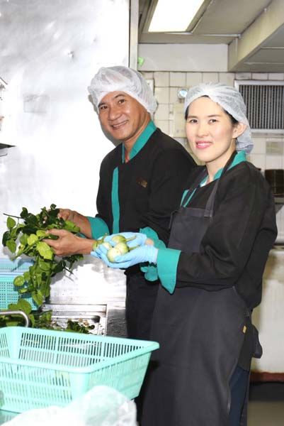 ประดับพร ฉันทวรลักษณ์ ผจก.ฝ่ายประชาสัมพันธ์ ปฏิบัติหน้าที่แผนกครัว