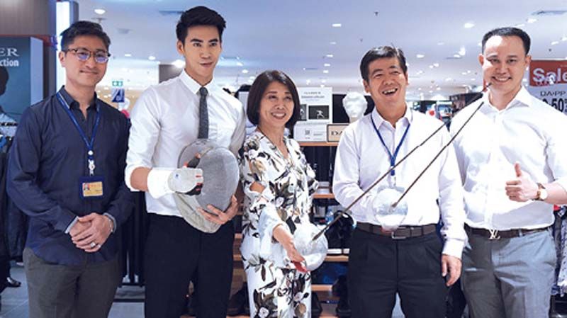 Mr.Gaku Arai, พอร์ช-สรรเสริญ เงินรุ่งเรืองโรจน์, ภมรทิพย์
ศรีไพศาล, Mr.Susumu Sekine และ วงศวัฒน์ อ่อนจันทร์