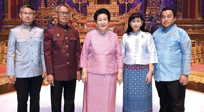 ท่านผู้หญิงจรุงจิตต์ ทีขะระ พร้อมด้วย พิมพ์รวี วัฒนวรางกูร,อ.ประเมษฐ์ บุณยะชัย, ดร.อนุชา ทีรคานนท์และ ดร.เกิดศิริ นกน้อย