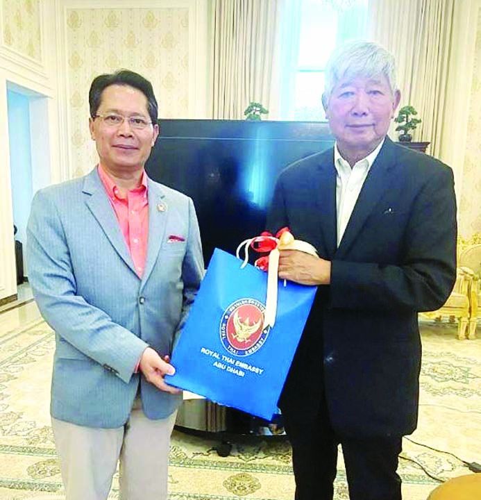 สรยุทธ ชาสมบัติ มอบของที่ระลึกแด่ รศ.นพ.
พินิจ กุลละวณิชย์ ในโอกาสมาบรรยายพิเศษ