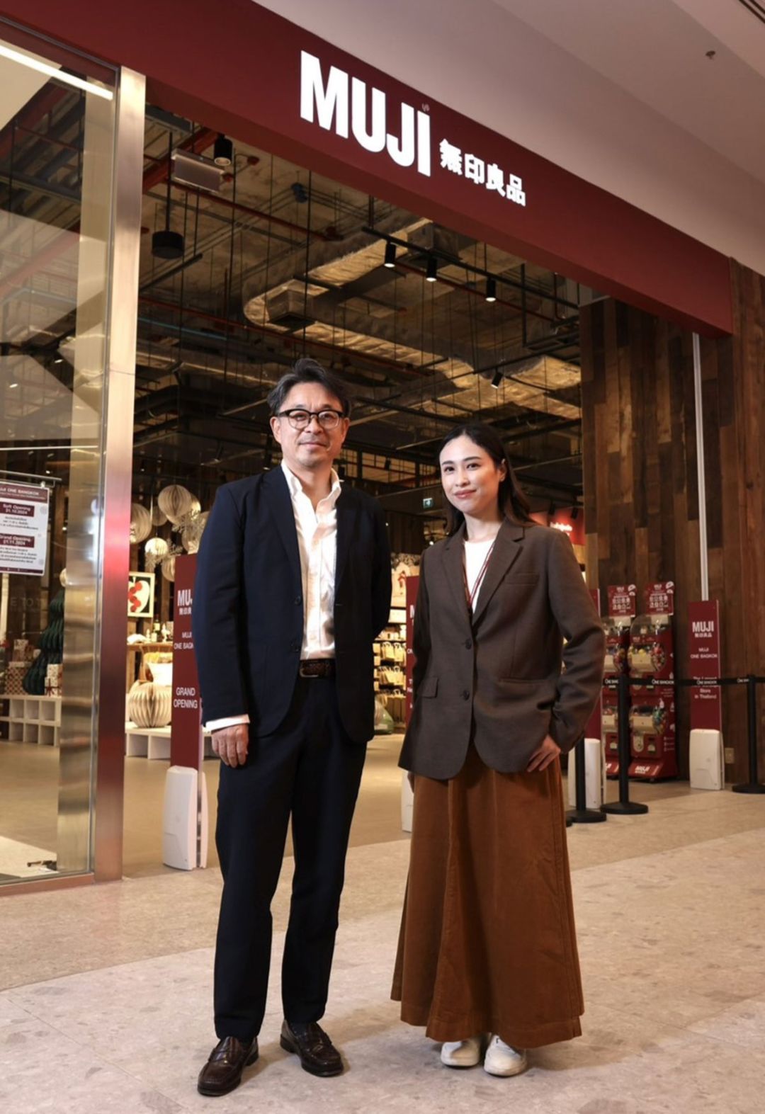 อกิฮิโร่ คาโมการิ กรรมการผู้จัดการ และ อริญา
พันธุมโกมล ผู้จัดการฝ่ายการตลาด บริษัท มูจิ รีเทล (ประเทศไทย) จำกัด