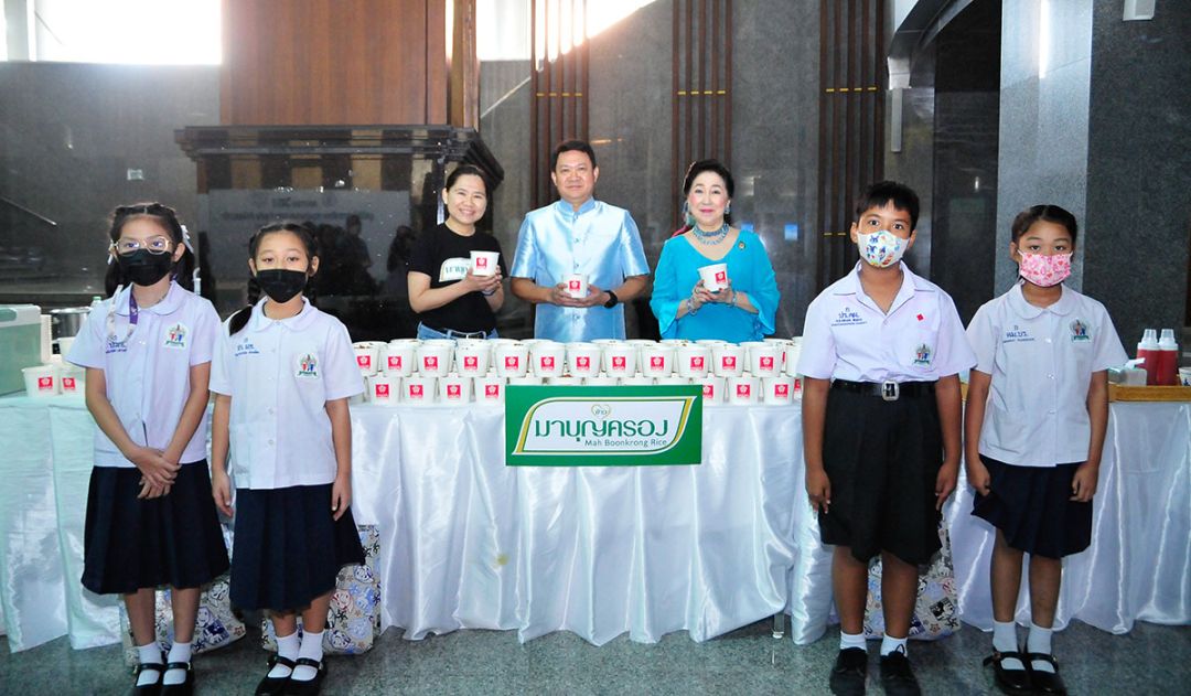 พิมลรัตน์ จิตต์ภาวนาสกุล กรรมการผู้จัดการใหญ่สายการตลาด บมจ. พี อาร์ จี
คอร์ปอเรชั่น ข้าวมาบุญครอง มอบอาหารกลางวันแสนอร่อยให้กับนักเรียนและผู้เข้าร่วมพิธีมอบทุน