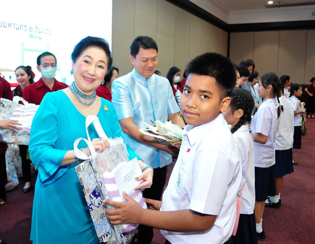 ผาณิต พูนศิริวงศ์ ประธานมูลนิธิ และ วิรัตน์ มนัสสนิทวงศ์
รองปลัดกรุงเทพมหานคร มอบทุนและของขวัญใส่ในกระเป๋า
สวยๆ จากโรงงานผลิตลักกี้สตาร์การทอ ให้กับน้องๆ ที่ได้รับทุน