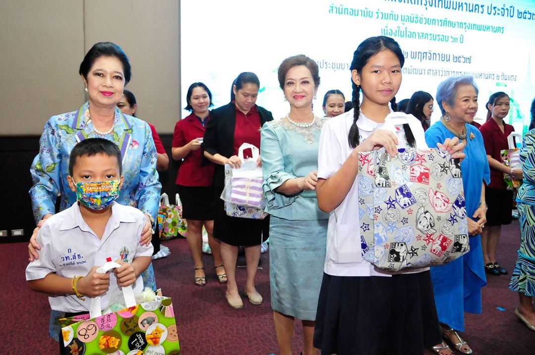 ฉัตรสุดา จันทร์ดียิ่ง และ รักษา แสงภู่ คณะกรรมการมูลนิธิฯ ร่วมทุน


