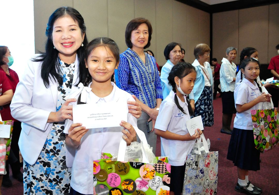 พญ.ดวงพร ปิณจีเสคิกุล รองผู้อำนวยการสำนักอนามัย และ นภัสชล ฐานะสิทธิ์ ผอ.สนง.พัฒนาระบบสาธารณสุข มาร่วมมอบทุน


