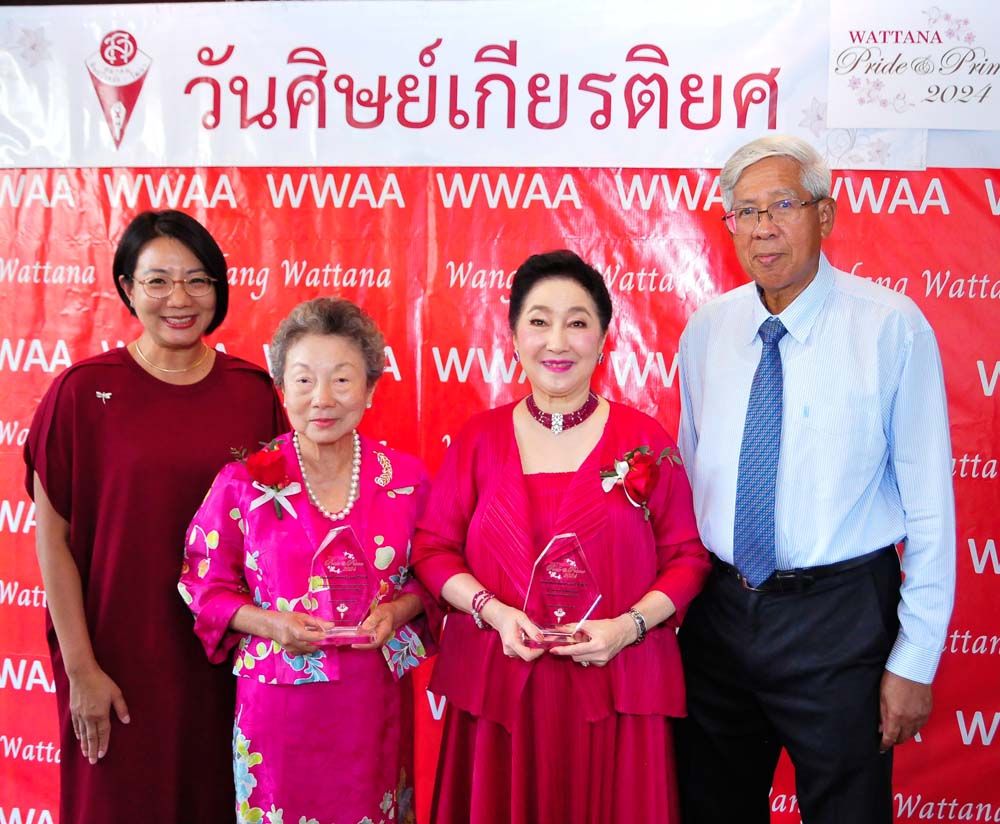 สองศิษย์เกียรติยศ ผาณิต พูนศิริวงศ์ และ รศ.ทพญ.อัมพุช มีสามี นพ.สมภพ และลูกสาว นิจยา อินทรประสงค์ ร่วมยินดี

