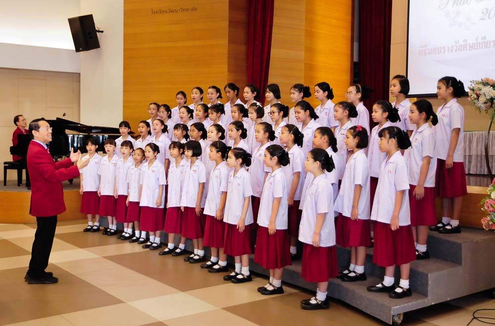 คณะนักร้องประสานเสียง Wattana Children’s Chorus และ Wattana Girls’ Chorus พร้อมด้วย อ.สถิต สุกจงชัยพฤกษ์ ผู้ควบคุมวง และ อ.สิริ จง นักเปียโน เจ้าของรางวัลระดับนานาชาติ