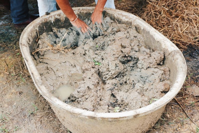 ดินที่ใช้ทำเป็นผนังเป็นดินที่ผสมกับฟางเพื่อเพิ่มความแข็งแรงให้กับผนังดินและช่วยในการยึดติด 