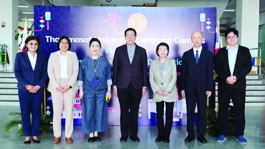 ศ.ดร.ศุภสวัสดิ์ ชัชวาลย์ อธิการบดี มธ., รศ.ดร.สุปรียา แก้วละเอียด รองอธิการบดีฝ่ายบริหารศูนย์ลำปางและการคลัง, ผศ.พิมพ์ฉัตร
รสสุธรรม ผู้ช่วยอธิการบดี และ ผศ.ดร.ปกป้อง ส่องเมือง
ผู้ประสานงานมูลนิธิ Agon Shu ร่วมต้อนรับ Ms.Kazuko Maki, Mr.Tadanori Kanechika และ ผาณิต พูนศิริวงศ์