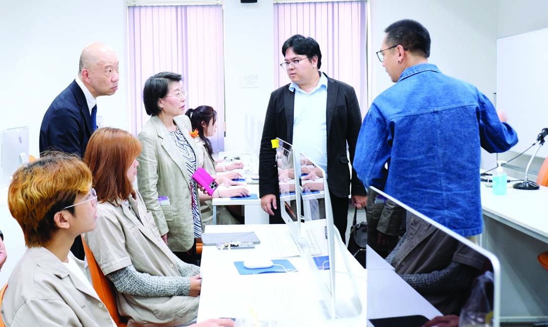 เยี่ยมชมศูนย์การเรียนรู้ด้วยตนเอง Self Access Learning Center (SALC) ที่ได้รับการสนับสนุนการปรับปรุงจากมูลนิธิอากอนชู พร้อมเยี่ยมชมห้องคอมพิวเตอร์กราฟิก คณะศิลปกรรมศาสตร์ ห้องเรียนระบบปฏิบัติการ macOS