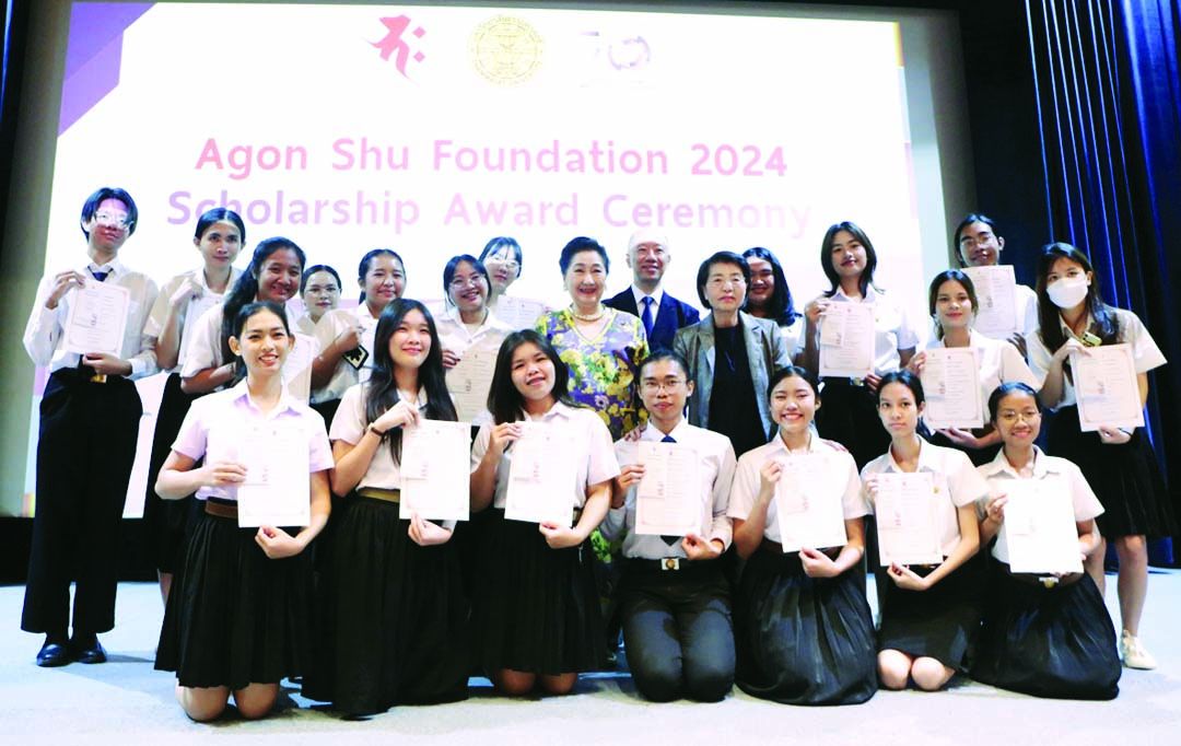 ผาณิต พูนศิริวงศ์ ผู้ประสานงานมูลนิธิ Agon Shu พร้อมด้วย Ms.Kazuko Maki, Mr.Tadanori Kanechika บันทึกภาพด้วยความภูมิใจกับนักศึกษาคณะวารสารศาสตร์ฯ