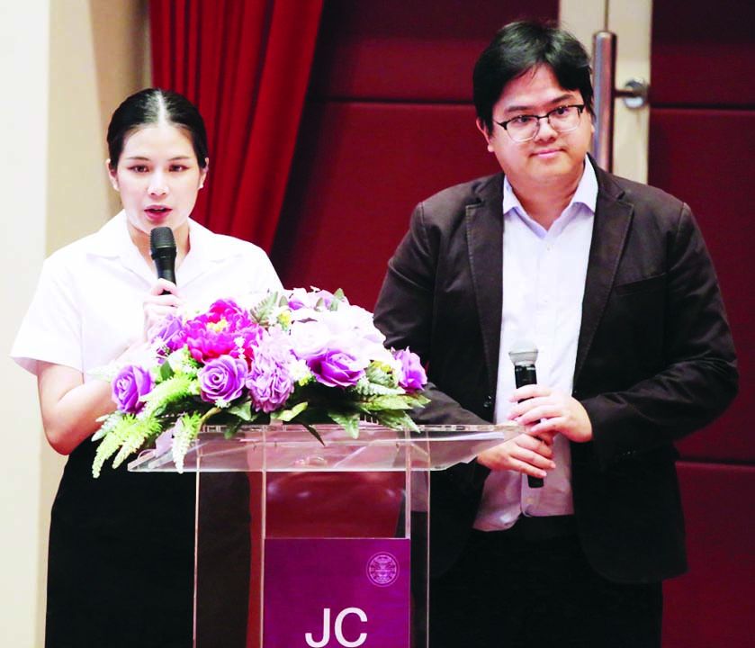 พิธีกร วริศรา แก้วดวง นักศึกษา BJM
ชั้นปีที่ 4 และ ผศ.ดร.ปกป้อง ส่องเมือง
ผู้ประสานงานมูลนิธิ Agon Shu