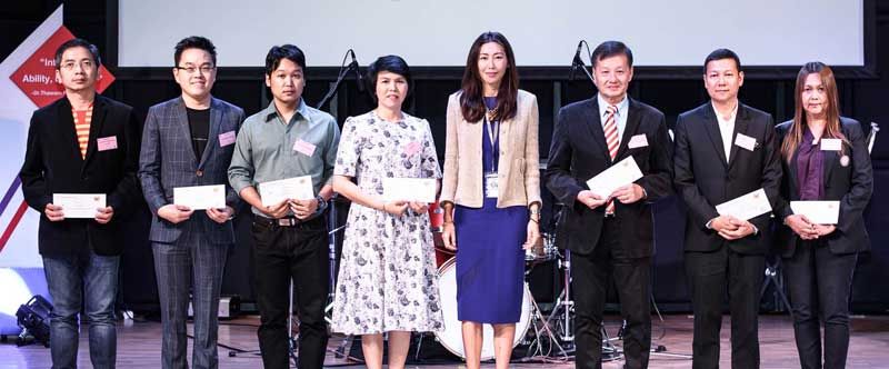 ประนัปดา พรประภา ถ่ายภาพร่วมกับมูลนิธิไทยรัฐและสมาคมต่างๆ